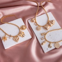 Style de vacances pour femmes géométrie irrégulière amour arc coquille laiton plaqué or pendentif chaînes classiques présentant un charme de personnalité