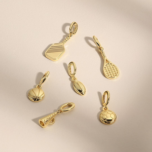 गोल्डन स्पोर्ट्स और टैलिस्मैंट | स्टेनलेस स्टील 18k pvd सोने का आकर्षण, टेनिस रैकेट, मेगाफोन और हॉकी - Product Image 6