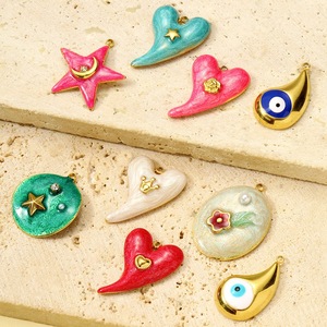 P164 Venta al por mayor de dijes de acero inoxidable chapados en oro de 18K con esmalte brillante de corazón, ojos y estrella, a granel, para mujer, accesorios de moda - Product Image 1