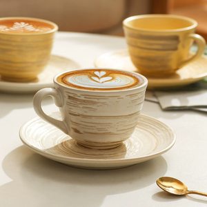 Tasses à café réutilisables en céramique 3D gaufrée, design dessin animé, écologiques, sûres pour les aliments, blanches/jaunes, pour l'eau et le thé, fabriquées sur mesure en Chine - Product Image 1