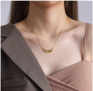 Collar con colgante de Luna chapado en oro de 18K de acero inoxidable de diseño de lujo - Product Image 4
