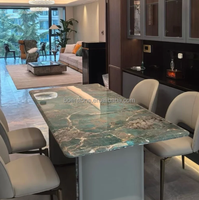 Dalles de table à manger en marbre vert turquoise - Surfaces de table en pierre naturelle polie pour les intérieurs de maisons et d'hôtels modernes et luxueux