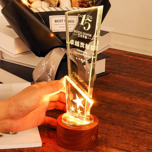 Premios de decoración personalizada con base LED de madera tallada, trofeo y Escudo de cristal K9 transparente en 3D personalizado al por mayor - Product Image 2
