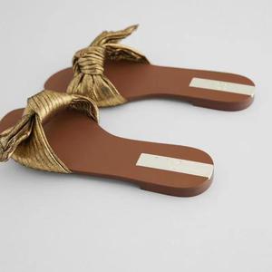 Sandalias Planas para Mujer Estilo Chancla con Lazo Dorado en la Pala para Dama 2022 - Product Image 5