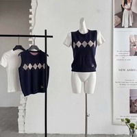 Ensemble deux pièces pour femme : Gilet tricoté à motif losanges style preppy, sans manches, col rond, et T-shirt blanc ample à manches courtes