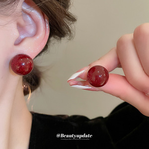Boucles d'oreilles créoles Ankora en alliage de zinc rouge avec pierre naturelle, style tendance Hong Kong, mode luxe léger, haute qualité, vente en gros - Product Image 4