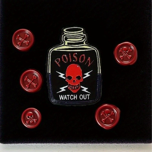 เข็มกลัดหัวกะโหลกแนวโกธิคสีแดงสำหรับใส่ถุงและแจ็กเก็ตของขวัญสุดเจ๋งสำหรับผู้หญิง - Product Image 3