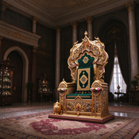 Fauteuil royal à dossier haut avec cadre sculpté en or et rembourrage capitonné vert pour intérieurs de luxe
