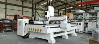 Machine de gravure CNC, adaptée à la découpe, à la gravure, au fraisage et au perçage de matériaux en bois, acrylique, MDF, PVC et aluminium.