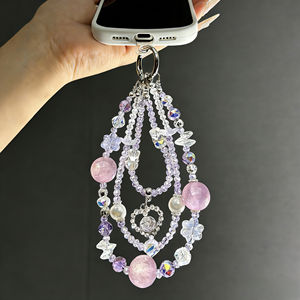 Chaîne de téléphone polyvalente tendance de luxe rose à triple chaîne avec pendentif cœur en perles et résine cristalline détachable de 15 cm - Product Image 4