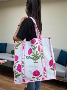 กระเป๋าโท้ทสำหรับผู้หญิง ออกแบบมาเพื่อเข้ากับไลฟ์สไตล์ยุคใหม่ พร้อมพื้นที่ภายในกว้างขวาง สะดวกสบายในการใช้งาน และดีไซน์ที่ดูเรียบง่าย - Product Image 3