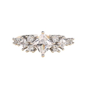 Anello decorativo lucido con zirconi quadrati Princess, ornamento per dita a rombo stellato in stile europeo-americano per l'uso quotidiano da parte delle donne - Product Image 5