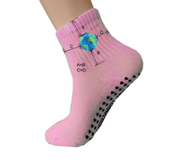 Chaussettes de yoga antidérapantes personnalisées en coton brodé avec logo, à volants, pour le Pilates, le poker, la course et le sport – Vente en gros