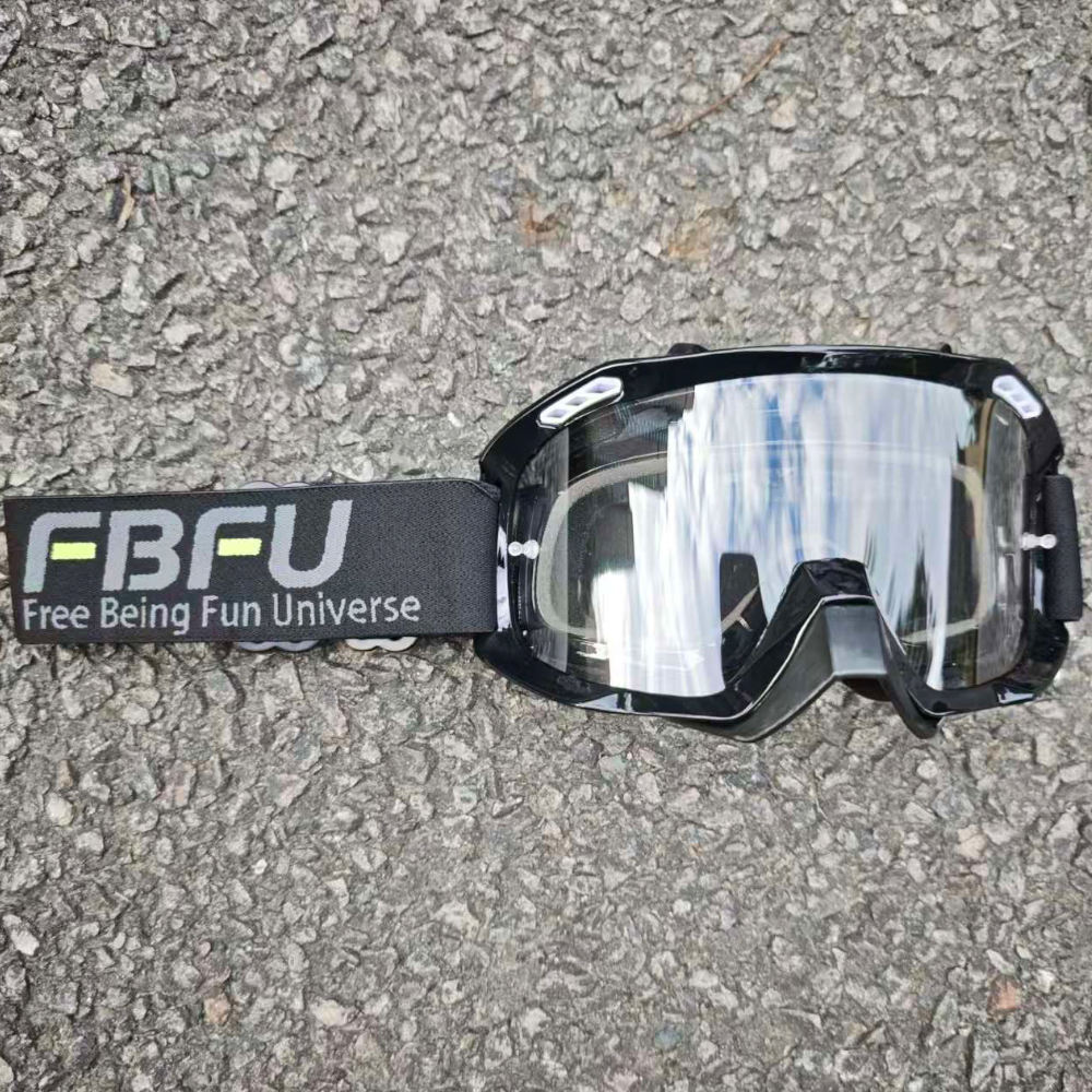 Lunettes transparentes à monture noire