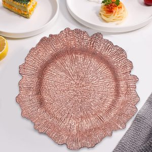 Piastre per caricabatterie in plastica floreale in oro rosa da 13 pollici - Product Image 2