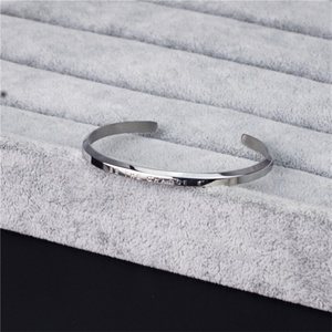 Brazalete de Acero Inoxidable de Alta Calidad, Joyería Exquisita, Brazalete Grabado con la Frase BE the CHANGE - Product Image 2