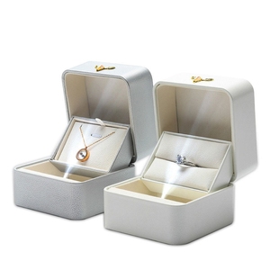 Caja de joyería de piel sintética con luz LED, exquisita caja de regalo para anillos, collares y conjuntos de joyería. - Product Image 1