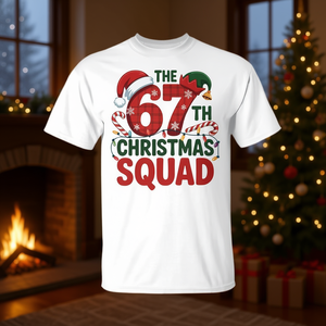 Camiseta del 67º Escuadrón de Navidad, regalo familiar para las fiestas, diseño rojo y blanco - Product Image 3