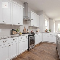 Armoire de cuisine blanche sur mesure de style américain classique XINGRUO avec boutons métalliques ronds pour cuisine fermée de villa nord-américaine