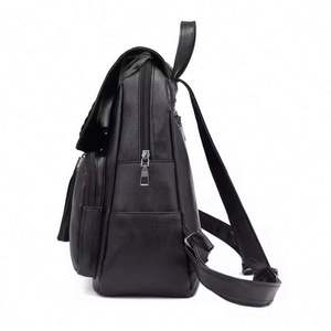 Sac à dos en cuir noir tendance avec pompon pour femme, idéal pour l'école et le collège - Nouveauté en gros à prix abordable - Product Image 3