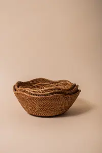 Bol de service en rotin fait à la main brun clair Design de forme ronde écologique pour une présentation élégante des aliments - Product Image 6