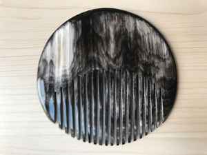 Peigne en corne artisanal écologique à partir de matériaux naturels parfait pour un entretien sain des cheveux et du cuir chevelu - Product Image 3