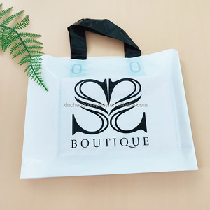 Bolsas de compras de plástico negro personalizadas con su logotipo, con impresión de texto y tamaño en cualquier color. - Product Image 5