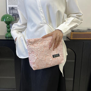 Sac à main floral Lily Rose, grande capacité, trousse à cosmétiques à fermeture éclair, trousse de toilette légère pour les voyages et l'usage quotidien - Product Image 4