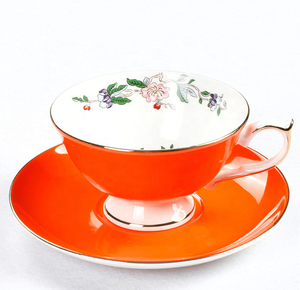 Bone China Tazza di Tè e Piattino <span class=keywords><strong>Set</strong></span> con il Cucchiaio di Caffè D'epoca Tazza di <span class=keywords><strong>Set</strong></span> Floreale Insieme della Tazza di Tè con Finiture In Oro E Contenitore di Regalo - Product Image 6