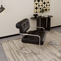 Fauteuil cantilever avec structure tubulaire chromée, assise en cuir marron capitonnée, fauteuil d'appoint pour salon