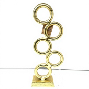 Escultura Moderna de Anillos de Oro, Aros Metálicos Verticales Entrelazados, Estatua Abstracta, Objeto Artístico sobre Base Cuadrada, Decoración de Lujo para el Hogar - Product Image 1