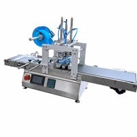 Machine d'étiquetage automatique du bas des boîtes, plateaux, conteneurs, cartons et produits d'emballage à surface plane