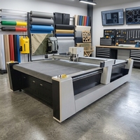 Cutter à Lame Oscillante Haute Efficacité avec Contrôle PLC et Écran Tactile pour Tapis de Yoga en PVC/EVA et Coussinets Sportifs - Découpe de Haute Précision