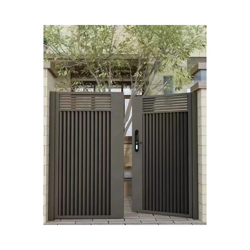 屋外玄関金属アルミニウム合金フェンスとゲートデザイン屋外自動アルミプロファイルスラットダブルスイングエントリーゲート