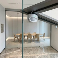 Porte d'entrée commerciale à cadre fin gris anthracite avec capteur et contrôle d'accès intelligent pour bâtiment de bureaux à fort trafic, sécurisée