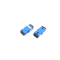 Adaptador de fibra SC/LC/FC/ST con obturador PBT/conector de fibra de material de PC brida de fibra de baja pérdida de inserción de buena calidad