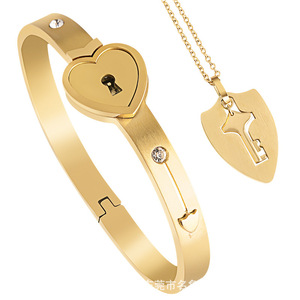 Conjunto de pulsera y collar con colgante y brazaletes de corazón con llave y cerradura de acero inoxidable | Conjunto de joyería desbloqueable para parejas de amantes para hombres y mujeres - Product Image 1