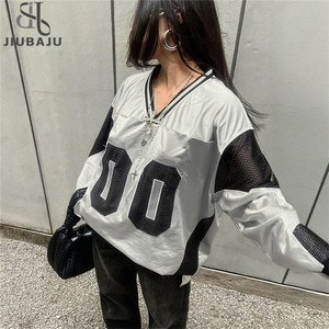 T-shirt con stampa numero Color block da donna autunno tendenza con scollo a V sportivo morbido stile Street Casual t-shirt stile selvaggio - Product Image 1