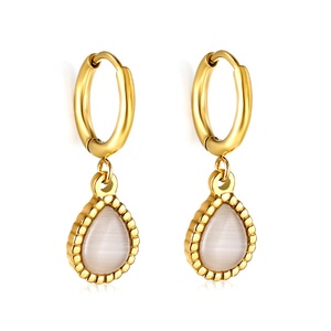 Pendientes Delicados de Circonita de Lujo Ligero, Joyería de Acero Inoxidable con PVD de 18k, Hipoalergénicos e Impermeables para Mujer - Product Image 3