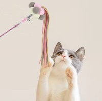 Bâton de jeu interactif pour chat coloré avec un ruban, une pampille, une boule douce perlée, un jouet pour chat en forme de queue et des autocollants pour chat