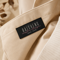 Étiquette tissée rectangulaire pour vêtements, marque textile ODM noire, lettrage blanc et rose, disposition de texte fin