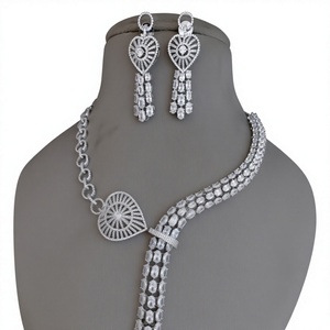 Collier de créateur avec zircon et diamants serti de boucles d'oreilles finition argentée pour mariage et fête ou cadeau pour femmes et filles - Product Image 2