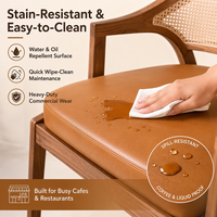 Fauteuil en rotin tressé avec dossier en bois et coussin de siège beige pour café, restaurant, hôtel, structure en bois massif