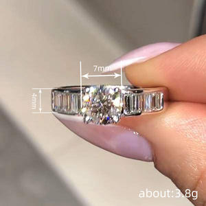 Anello di Fidanzamento T0744 per Donna in Oro Bianco con Diamante Taglio Brillante Rotondo e Pietre Laterali a Baguette, Colore G, Diamante Naturale - Product Image 4