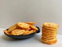 Gâteau de riz croustillant aux saveurs de tomate saines, collations à base de céréales, biscuits cuits au four, craquelins de riz