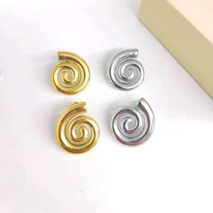 Joyería de Moda Minimalista al por Mayor, Aretes de Acero Inoxidable con Baño de Oro PVD de 18K, Diseño de Corazón Martillado en Espiral Irregular para Mujer - Product Image 5