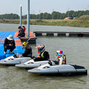 工場価格 豪華 15KW ミニ電動ジェットボート ペダル付き 一人乗り ウォータースポーツ 釣り シージェットカート カヤック ローイングボート - Product Image 1