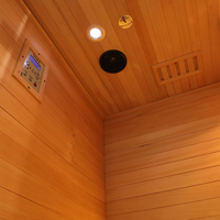 Sauna à vapeur intérieur en bois avec poêle à sauna, porte en verre pour la maison, la salle de bain, le spa, l'hôtel, le bien-être, la remise en forme, la relaxation