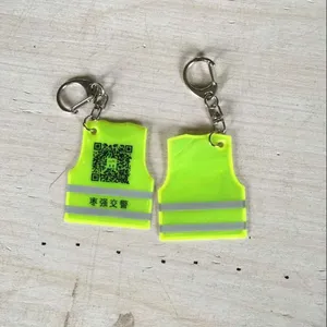 Riflettore pedonale portachiavi riflettente QR in pvc a forma di gilet di sicurezza personalizzato, portachiavi riflettente di sicurezza proteggi il regalo - Product Image 1