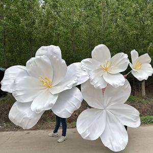 H-695 Fleurs suspendues géantes, grandes fleurs de lys en mousse EVA faites à la main, imperméables, pour décoration de mariage, d'événements et de fêtes en extérieur - Product Image 3